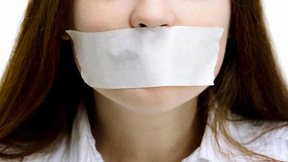 Cảnh báo trào lưu “dán băng dính vào miệng khi ngủ” lan truyền trên TikTok