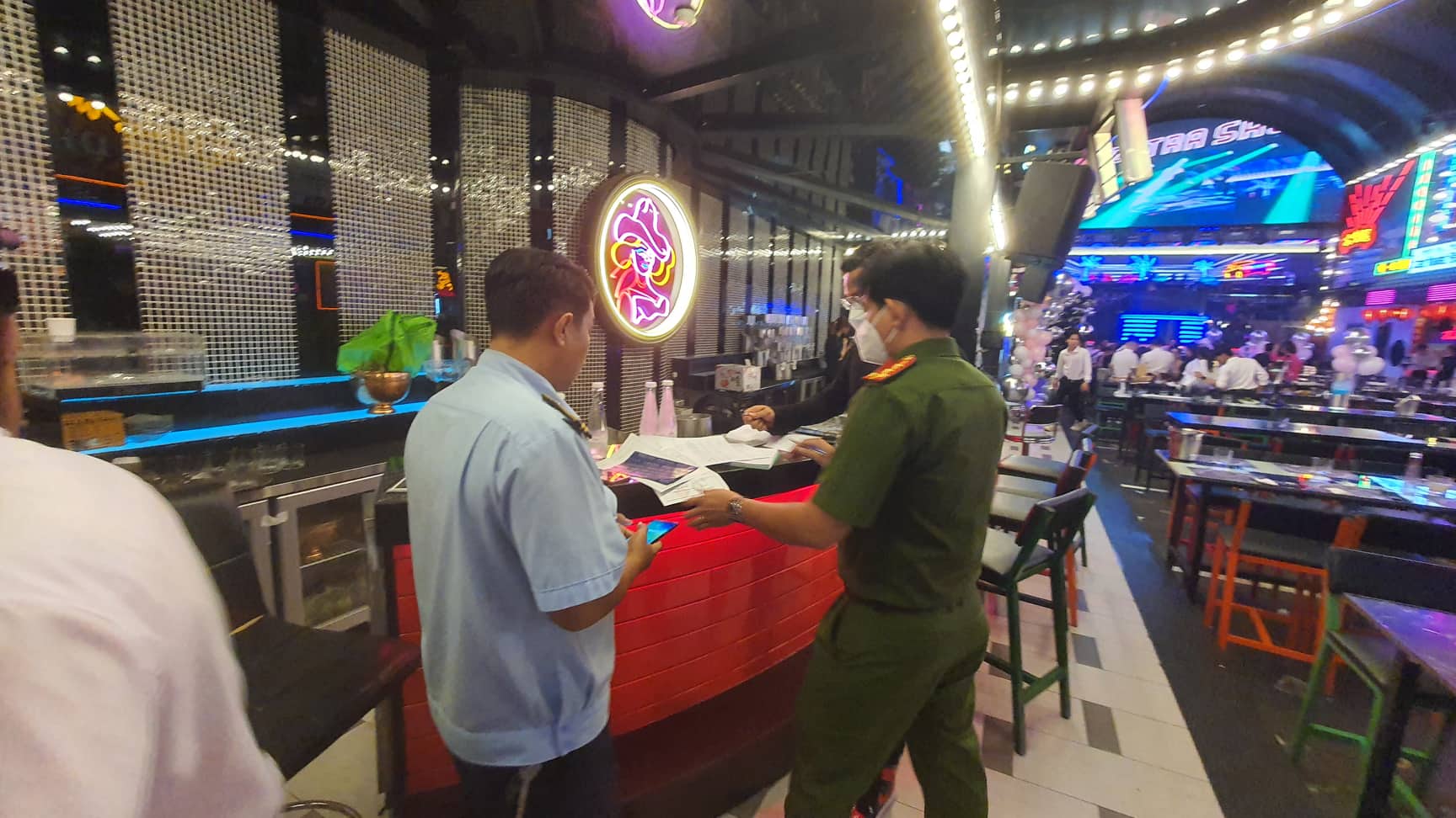 Bị đ&igrave;nh chỉ hoạt động, nh&agrave; h&agrave;ng District K ở quận 1 vẫn l&agrave;m liều - Ảnh 4.