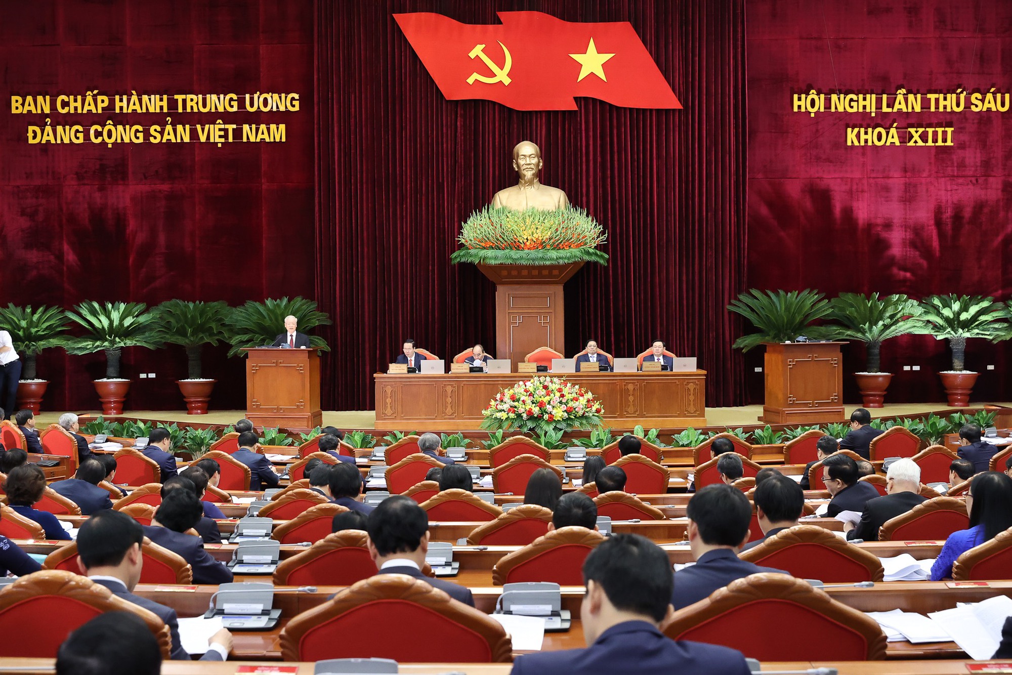 Chủ tịch Quốc hội Vương Đình Huệ điều hành thảo luận tại Hội nghị Trung ương 6