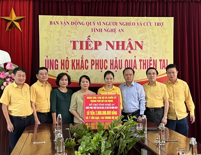 TP HCM trao 2 tỉ đồng, 7 tấn gạo ủng hộ đồng bào Nghệ An bị thiệt hại do mưa lũ