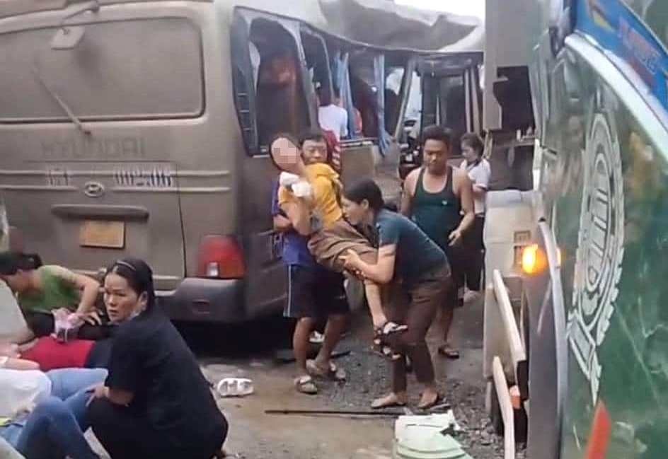 CLIP: Xe đầu kéo tông ngang xe khách tại ngã tư khiến 24 người bị thương
