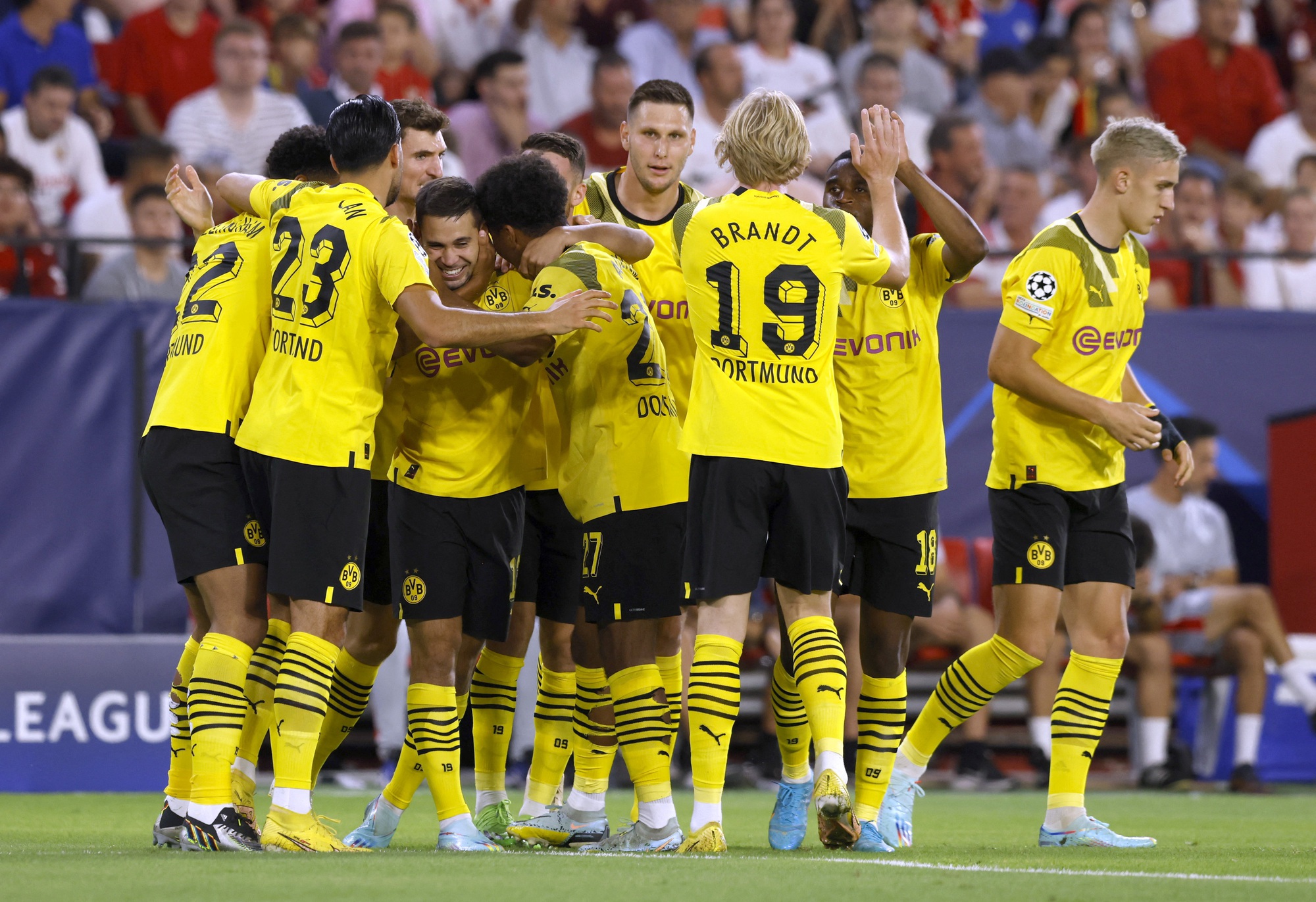Thua Dortmund tan nát, Sevilla "trảm tướng"