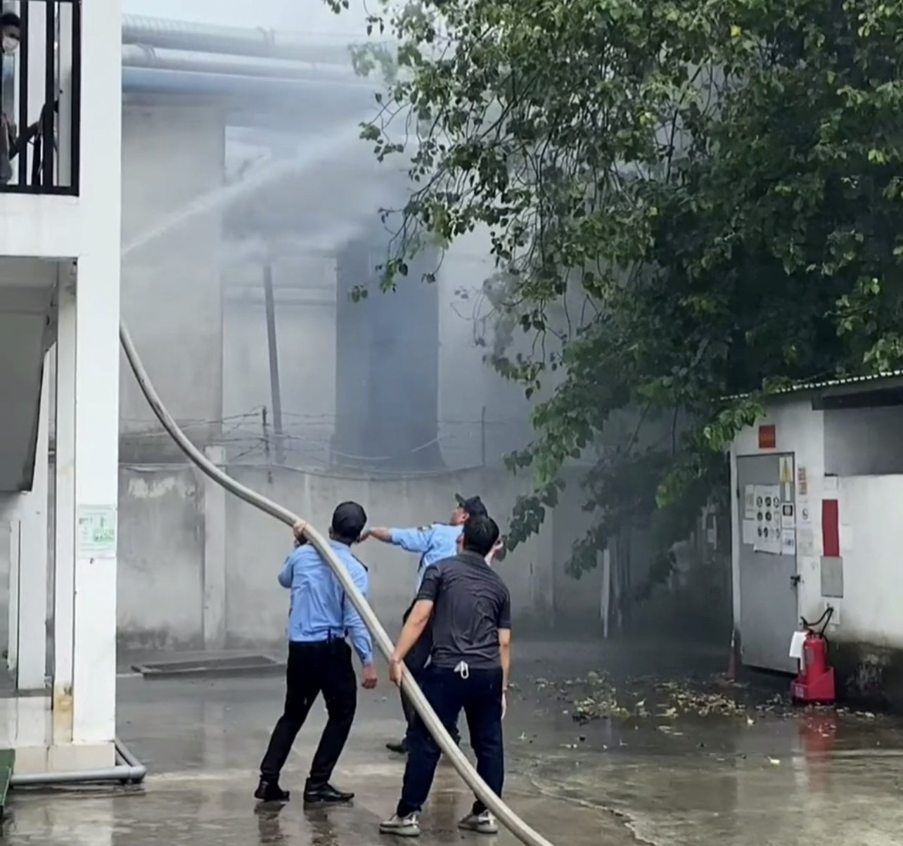 Sau tiếng nổ lớn ở 1 công ty, khói bao trùm bầu trời KCN Sóng Thần 2 - Ảnh 3.