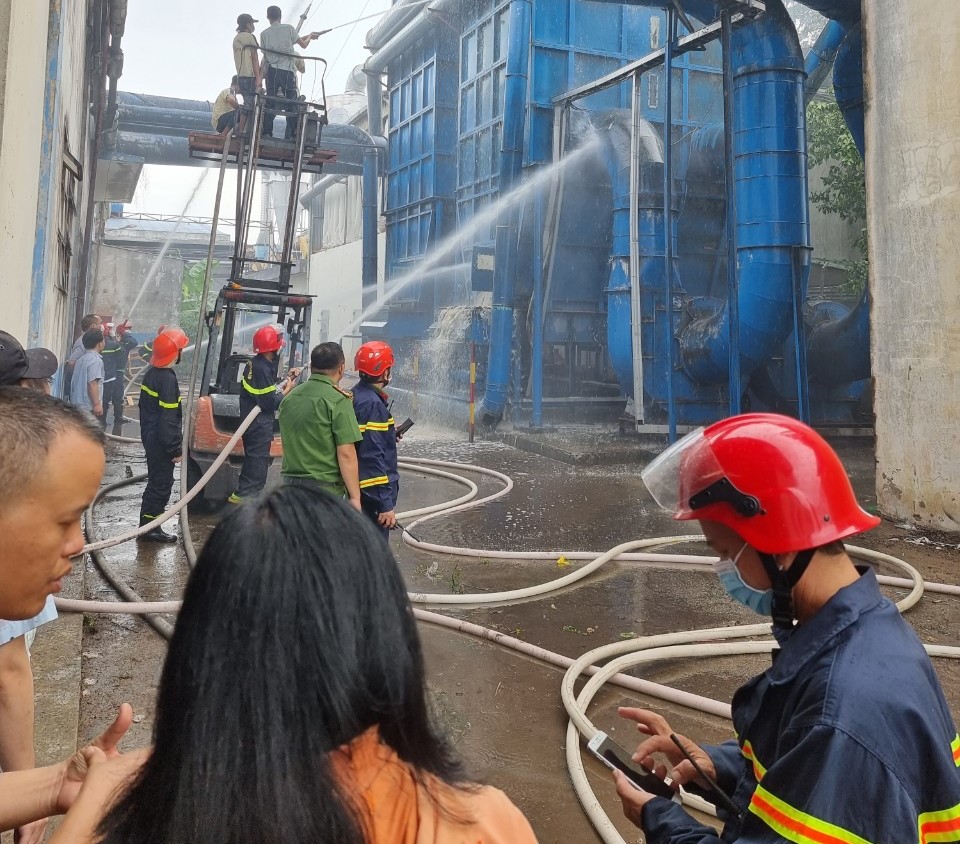 Sau tiếng nổ lớn ở 1 công ty, khói bao trùm bầu trời KCN Sóng Thần 2 - Ảnh 4.