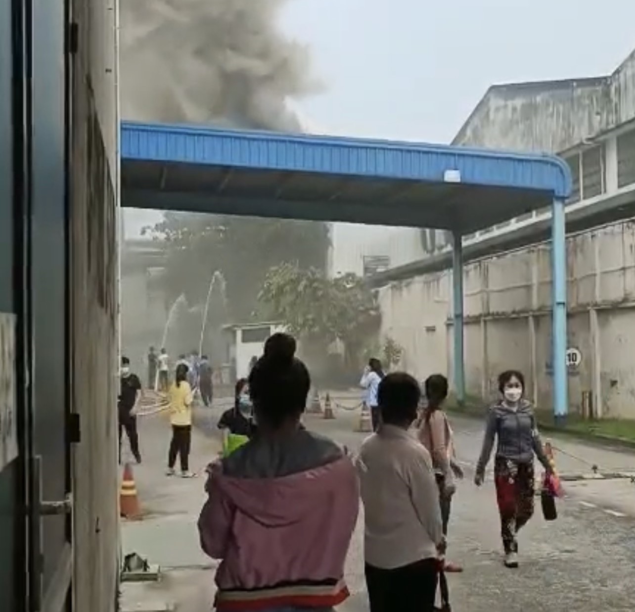 Sau tiếng nổ lớn ở 1 công ty, khói bao trùm bầu trời KCN Sóng Thần 2