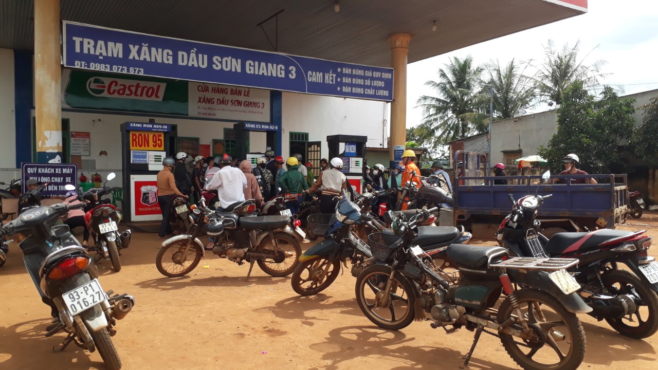 Xôn xao dân Bình Phước phải mua xăng ở tiệm tạp hóa 30.000 đồng/lít
