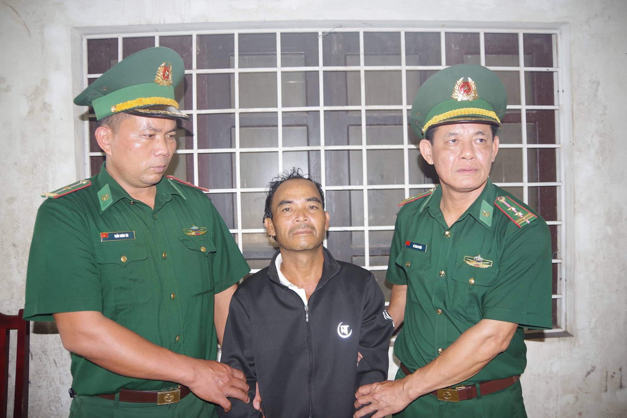 Bắt đối tượng trốn truy nã 22 năm ở bìa rừng nước Lào