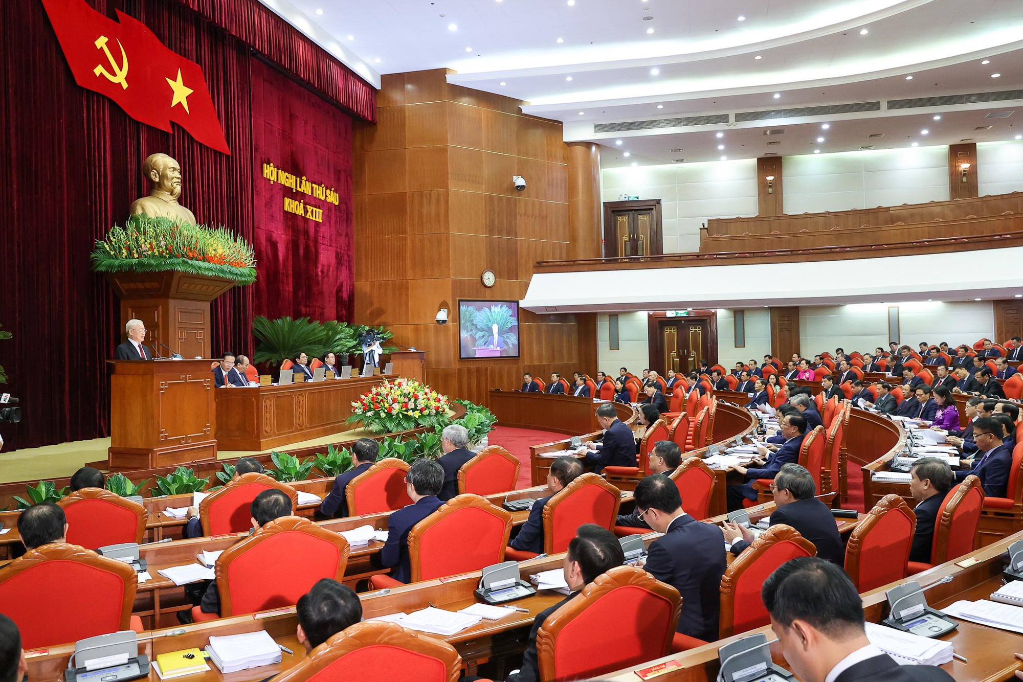 Thủ tướng Phạm Minh Ch&iacute;nh điều h&agrave;nh thảo luận tại Hội nghị Trung ương 6 - Ảnh 1.