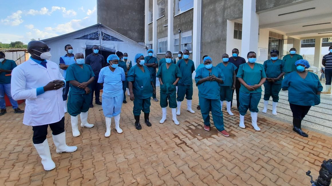 4 nhân viên y tế chết vì Ebola: WHO họp khẩn, Mỹ "phòng thủ" sân bay