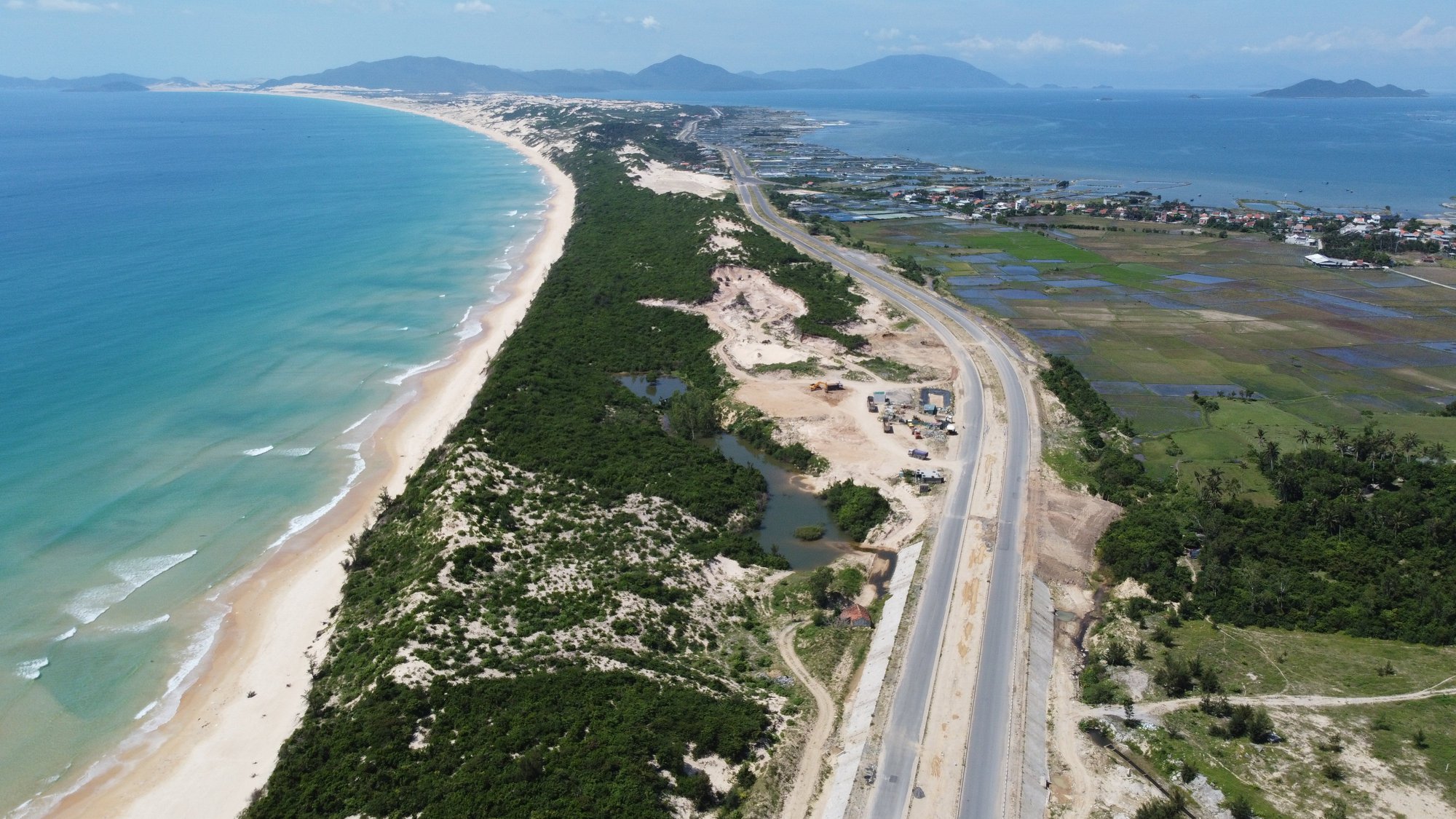 Quy hoạch KKT Vân Phong: Không sử dụng cụm từ đô thị sân bay - Ảnh 1.