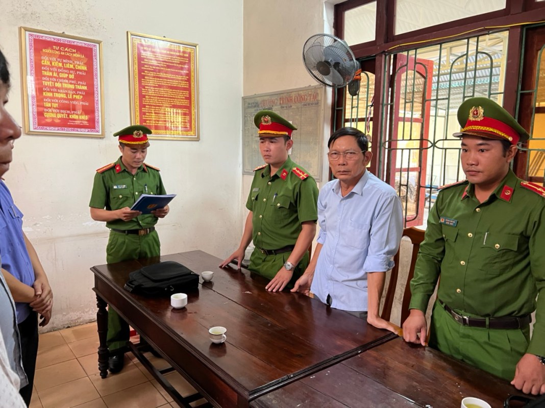 Nguyên chủ tịch xã cùng cán bộ địa chính chiếm đoạt 1,4 tỉ đồng của người dân