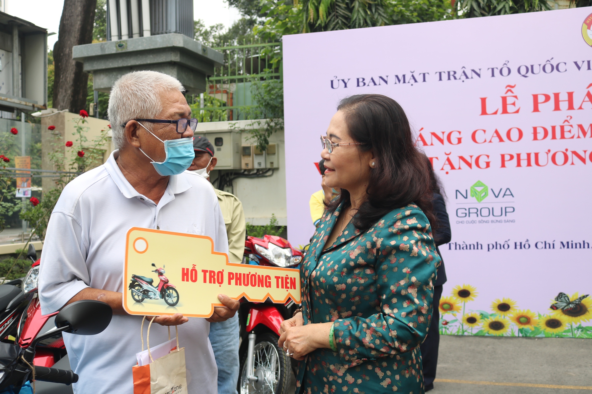 Người nghèo TP HCM xúc động khi được tặng phương tiện sinh kế