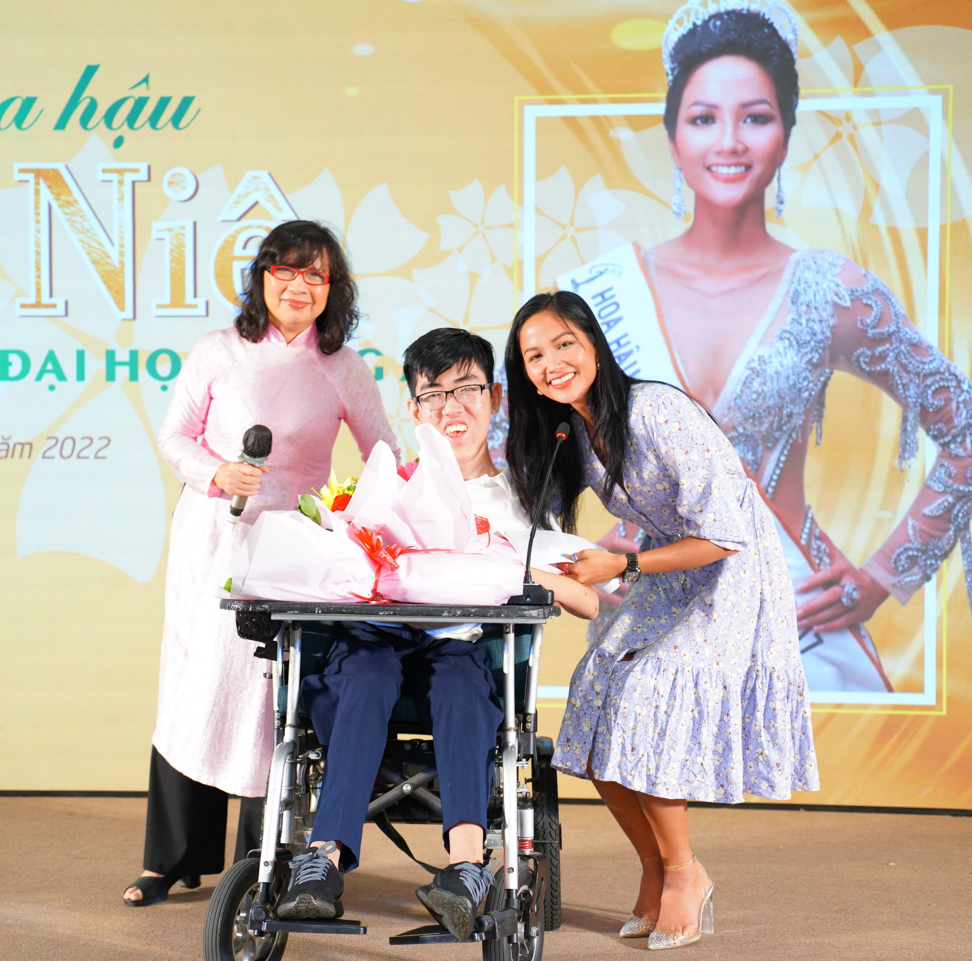 ĐH Đông Á trao học bổng và khuyến học cho tân sinh viên đến hơn 12 tỉ đồng - Ảnh 2.