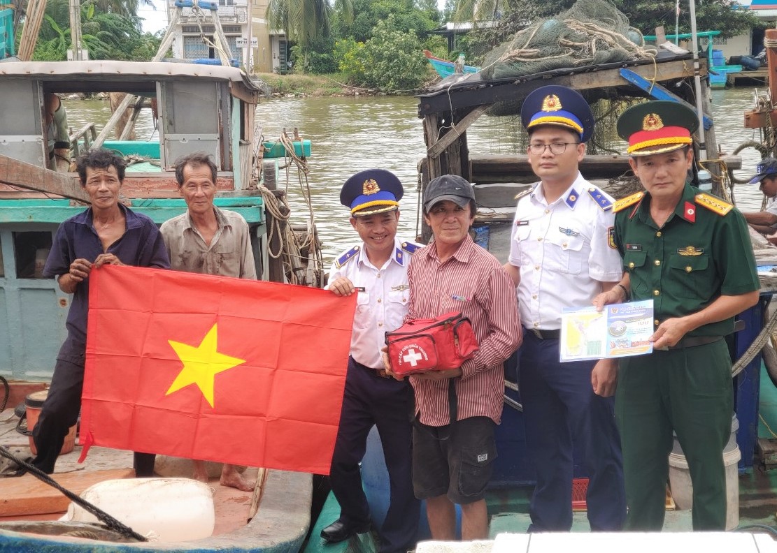 Trao tặng 1.000 lá cờ Tổ quốc cho ngư dân