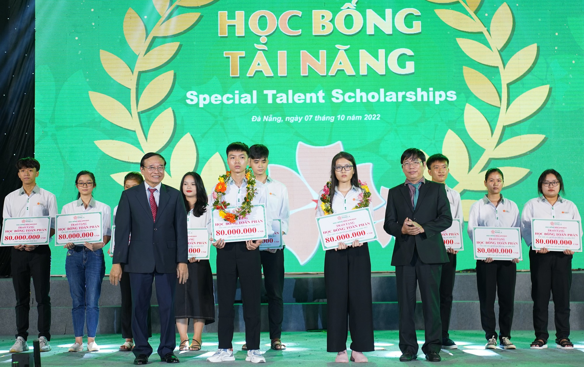 ĐH Đông Á trao học bổng và khuyến học cho tân sinh viên đến hơn 12 tỉ đồng - Ảnh 6.