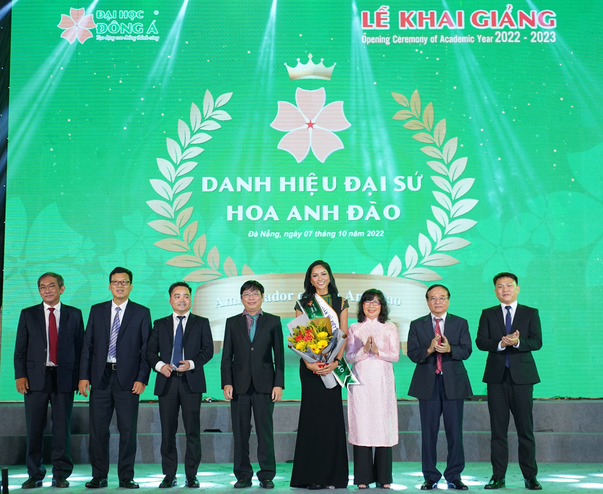 ĐH Đông Á trao học bổng và khuyến học cho tân sinh viên đến hơn 12 tỉ đồng - Ảnh 4.