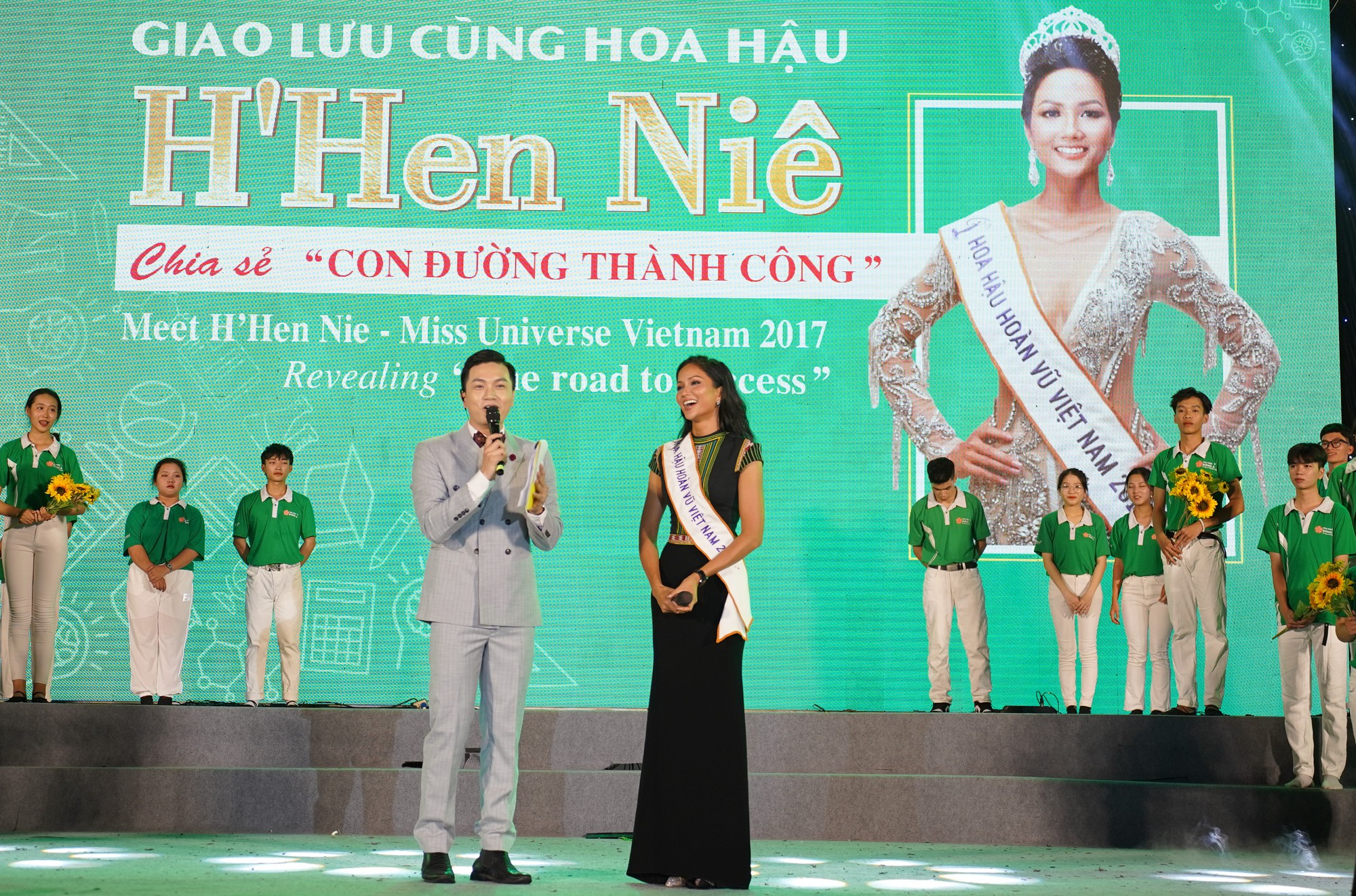 ĐH Đông Á trao học bổng và khuyến học cho tân sinh viên đến hơn 12 tỉ đồng - Ảnh 3.