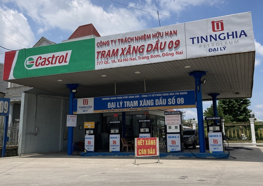 Nhiều cây xăng ở Đồng Nai treo bảng hết xăng, bán nhỏ giọt, khách nháo nhào - Ảnh 3.