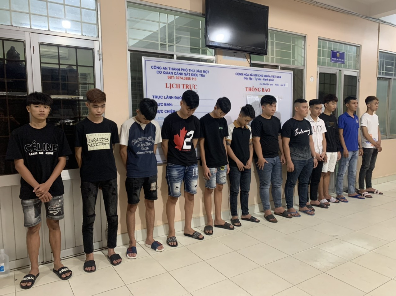 Nh&oacute;m thanh thiếu ni&ecirc;n thi nhau băm n&aacute;t chiếc xế hộp ở B&igrave;nh Dương - Ảnh 1.