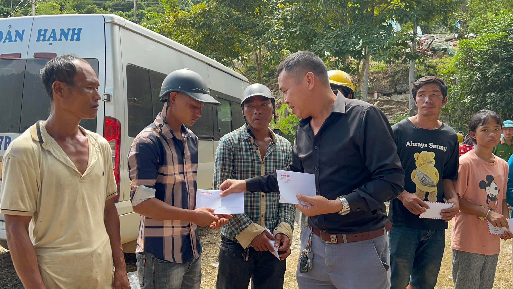 “Trái tim miền Trung”: Trao 115 triệu đồng hỗ trợ các gia đình thiệt hại do lũ quét