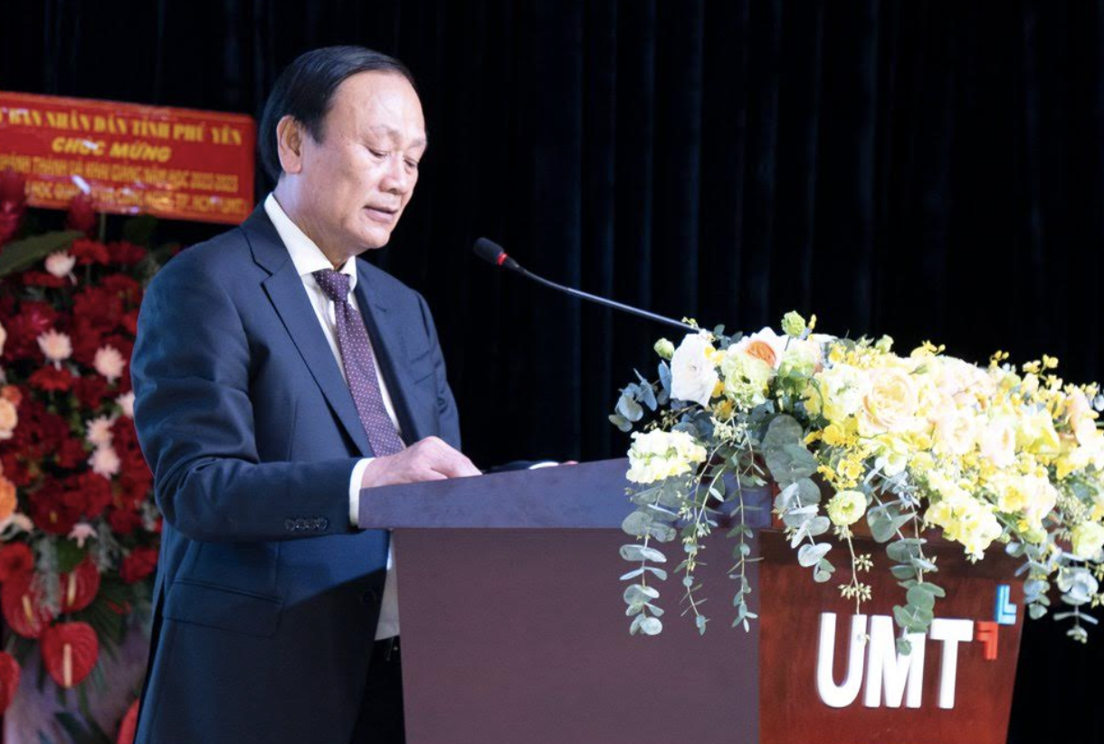 Trường ĐH Quản lý và Công nghệ trao học bổng “khủng” trong lễ khai giảng đầu tiên