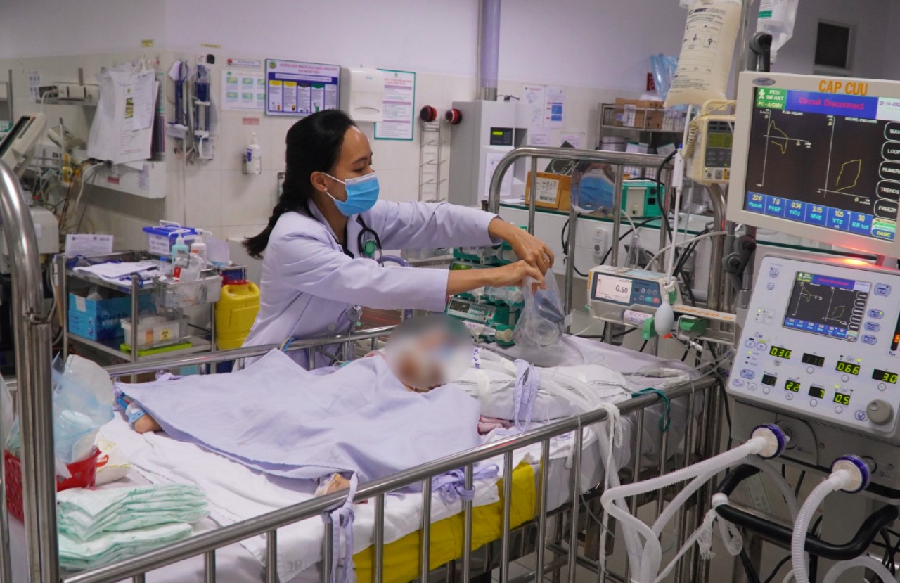 VIDEO: Bác sĩ Bệnh viện Nhi Đồng 2 căng thẳng làm việc xuyên đêm
