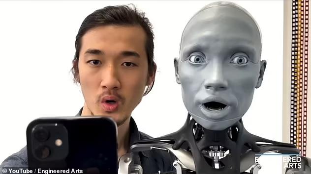 CLIIP: Rùng mình robot "giống người nhất thế giới" bắt chước hành vi của nhà khoa học