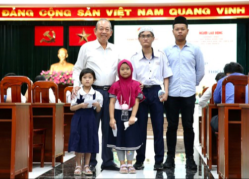 200 phần quà cho học sinh, sinh viên dân tộc thiểu số, học sinh nghèo ở TP HCM - Ảnh 7.