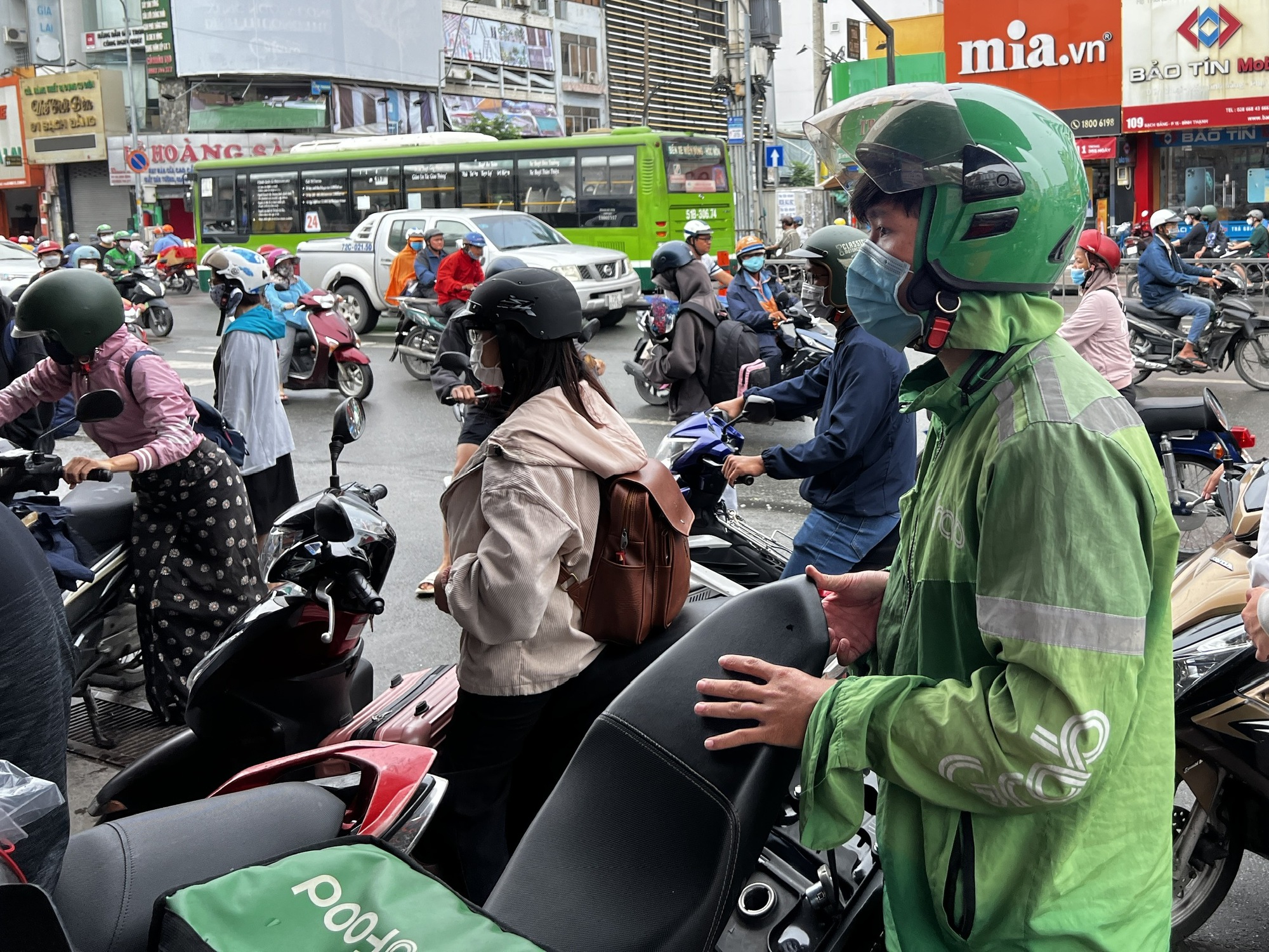 TP HCM: Người d&acirc;n xếp h&agrave;ng chờ đổ xăng, nhiều nơi ngưng b&aacute;n - Ảnh 3.