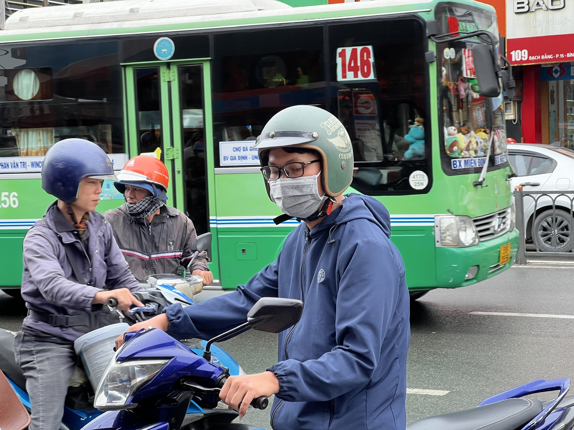 TP HCM: Người d&acirc;n xếp h&agrave;ng chờ đổ xăng, nhiều nơi ngưng b&aacute;n - Ảnh 2.