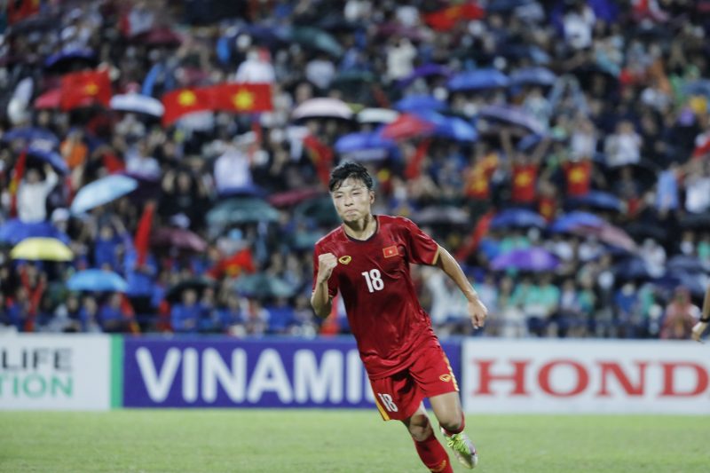U17 Việt Nam thắng đậm Th&aacute;i Lan, lọt v&agrave;o v&ograve;ng chung kết giải đấu - Ảnh 1.