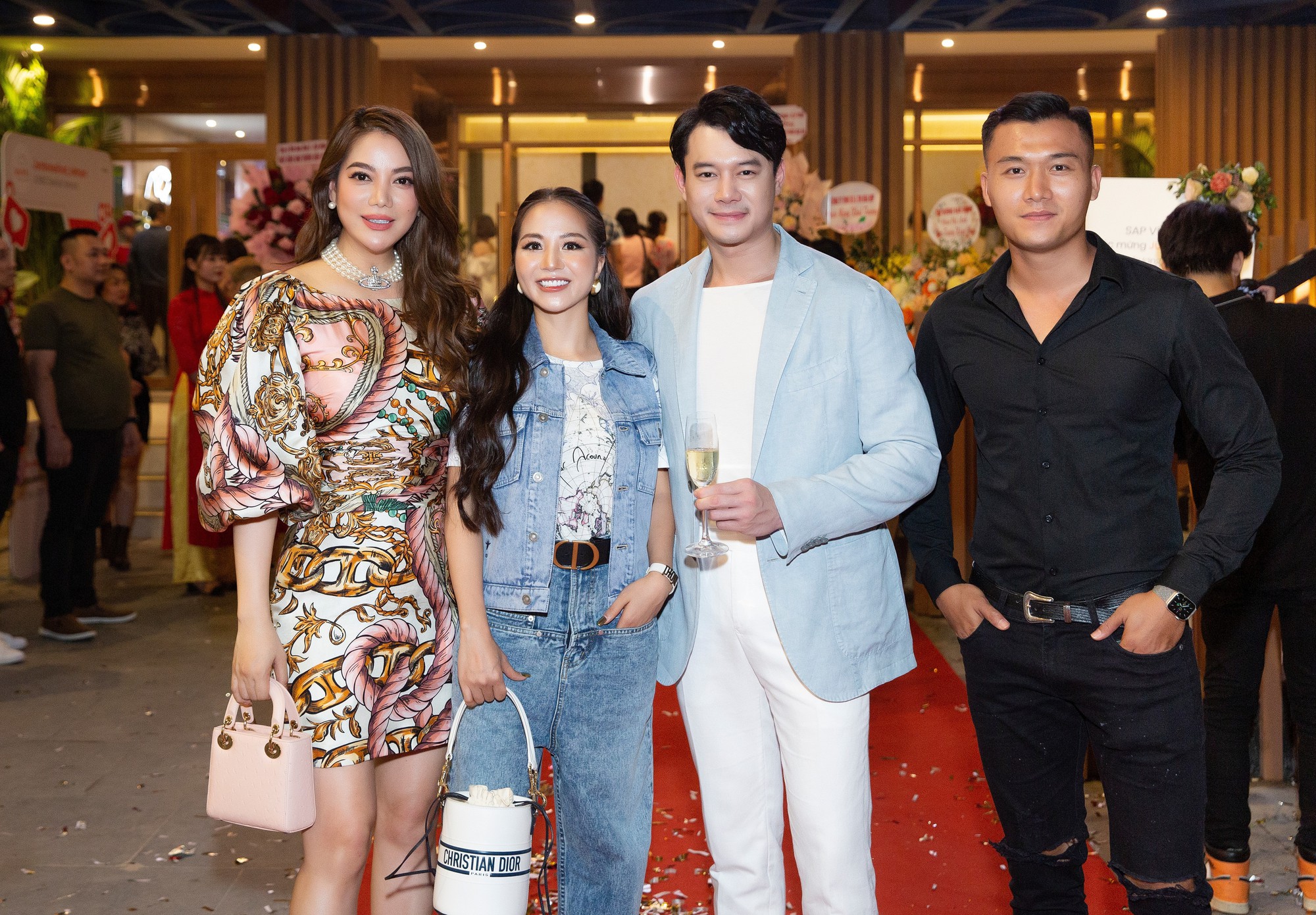 Trương Ngọc Ánh trẻ trung bên tình trẻ ở Hà Nội - Ảnh 3.