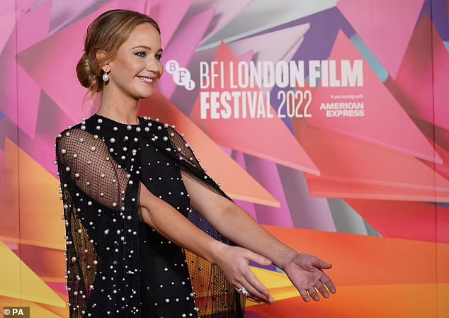 Jennifer Lawrence quyến rũ với đầm đ&iacute;nh ngọc trai - Ảnh 5.