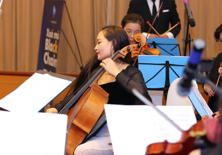 Cello Đinh Hoài Xuân mang dàn nhạc Bucharest tới Việt Nam