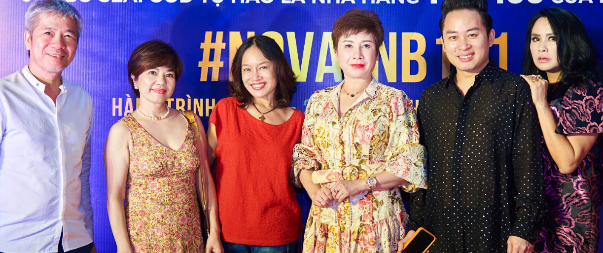 Trương Ngọc Ánh trẻ trung bên tình trẻ ở Hà Nội - Ảnh 5.