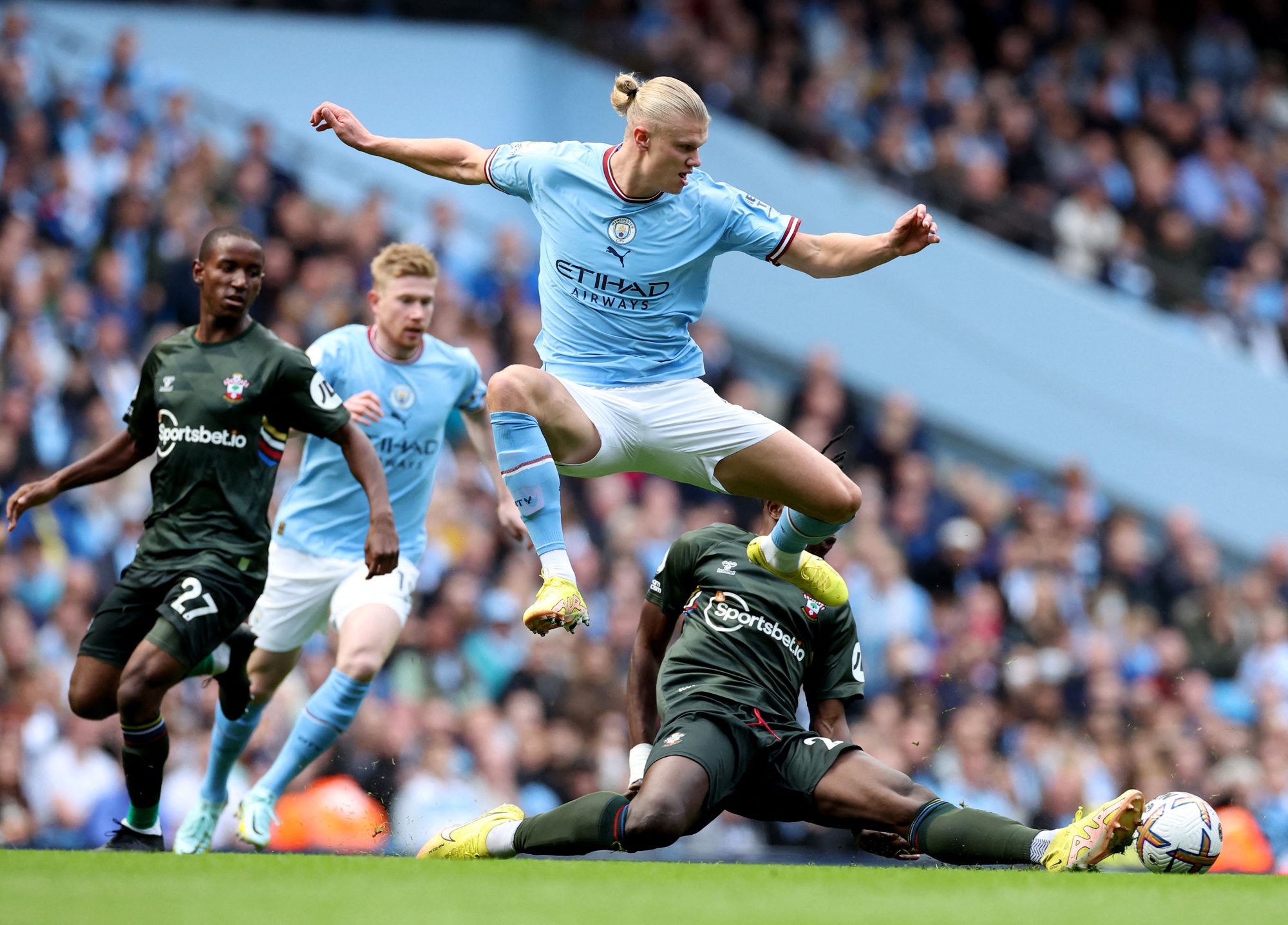 "Quái vật" Haaland tỏa sáng, Man City soán ngôi đầu Ngoại hạng Anh