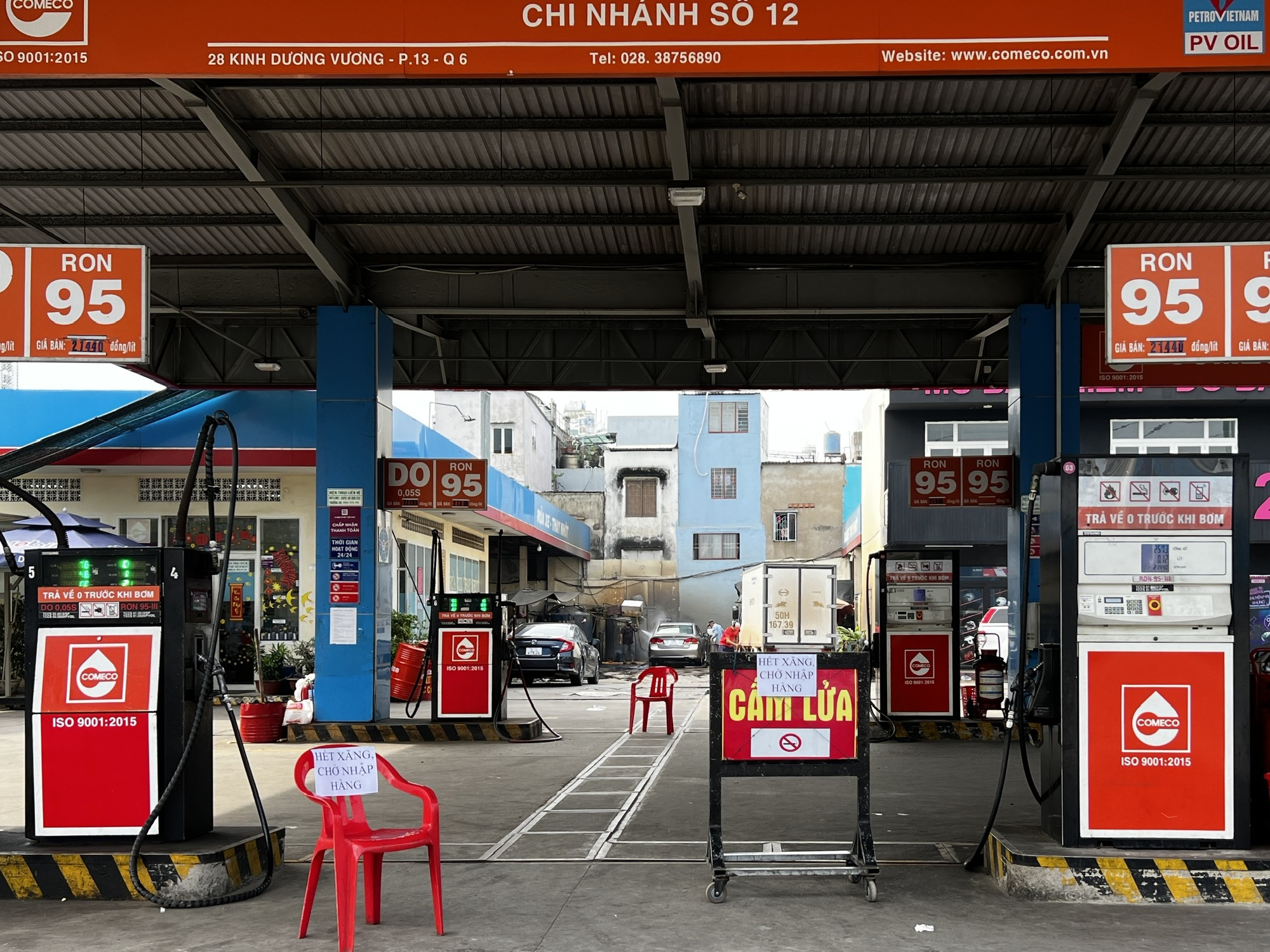 TP HCM: Người d&acirc;n xếp h&agrave;ng chờ đổ xăng, nhiều nơi ngưng b&aacute;n - Ảnh 7.