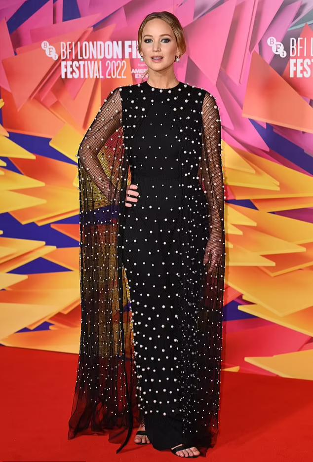 Jennifer Lawrence quyến rũ với đầm đ&iacute;nh ngọc trai - Ảnh 2.