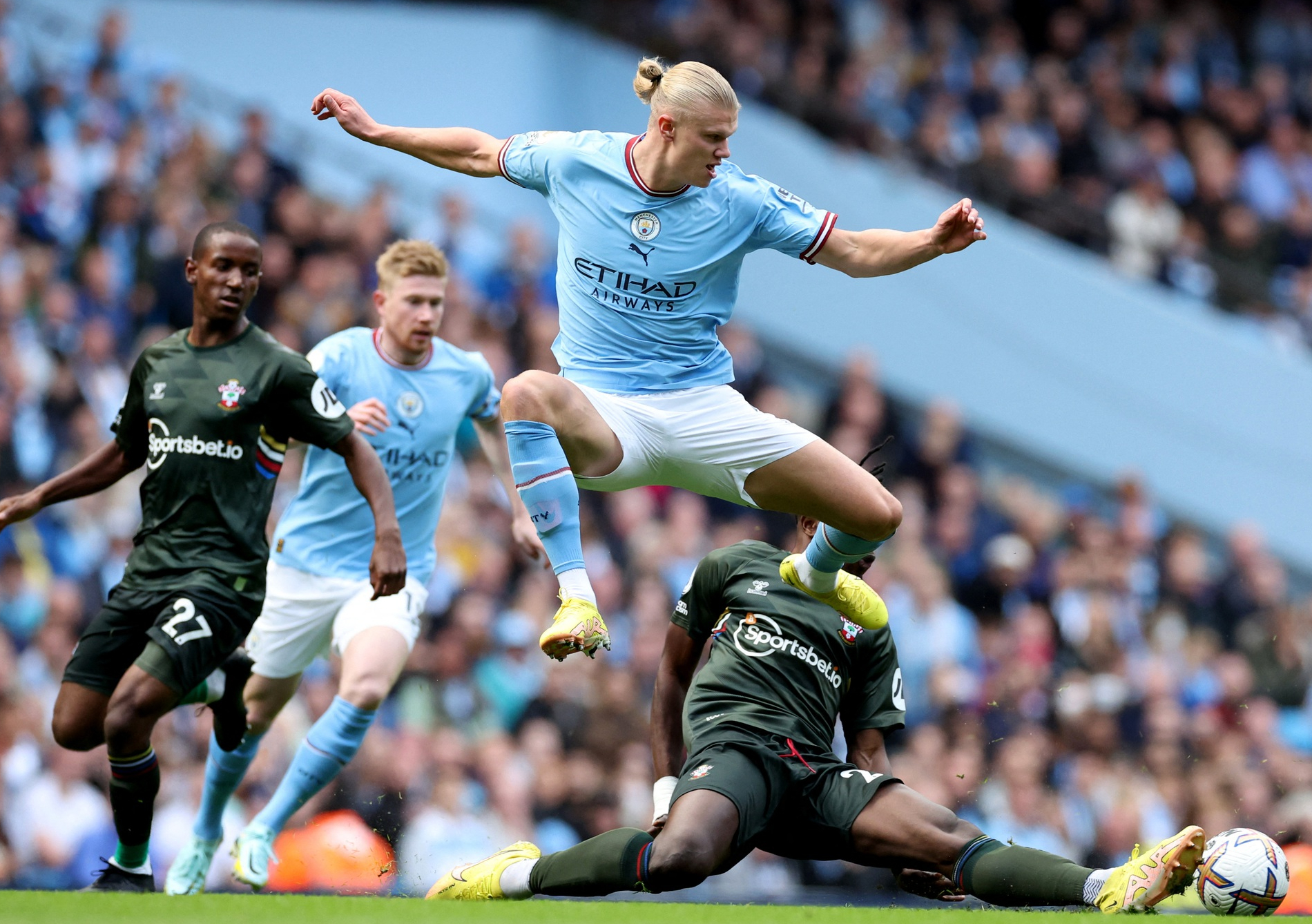 Qu&aacute;i vật Haaland tỏa s&aacute;ng, Man City so&aacute;n ng&ocirc;i đầu Ngoại hạng Anh - Ảnh 1.