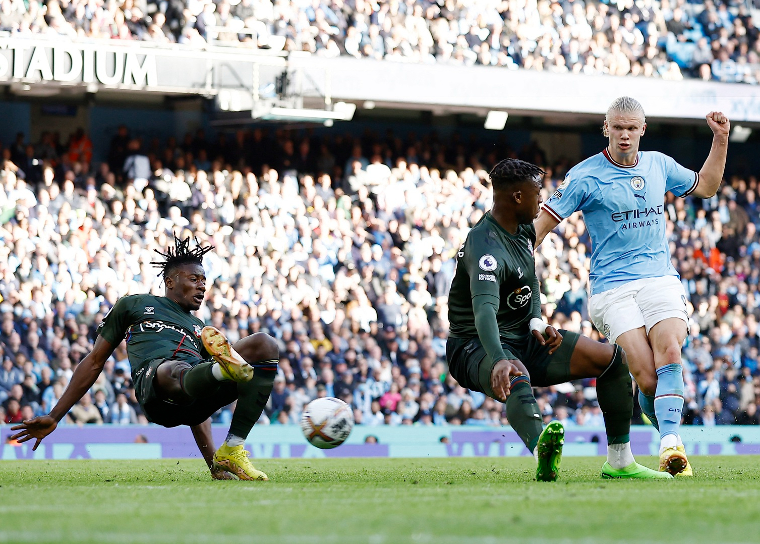 Qu&aacute;i vật Haaland tỏa s&aacute;ng, Man City so&aacute;n ng&ocirc;i đầu Ngoại hạng Anh - Ảnh 5.