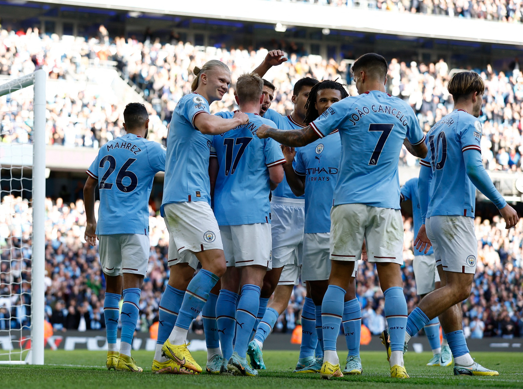 Qu&aacute;i vật Haaland tỏa s&aacute;ng, Man City so&aacute;n ng&ocirc;i đầu Ngoại hạng Anh - Ảnh 6.