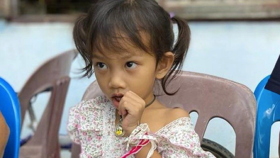 Nhờ ngủ say, bé gái sống sót thần kỳ trong vụ xả súng ở Thái Lan
