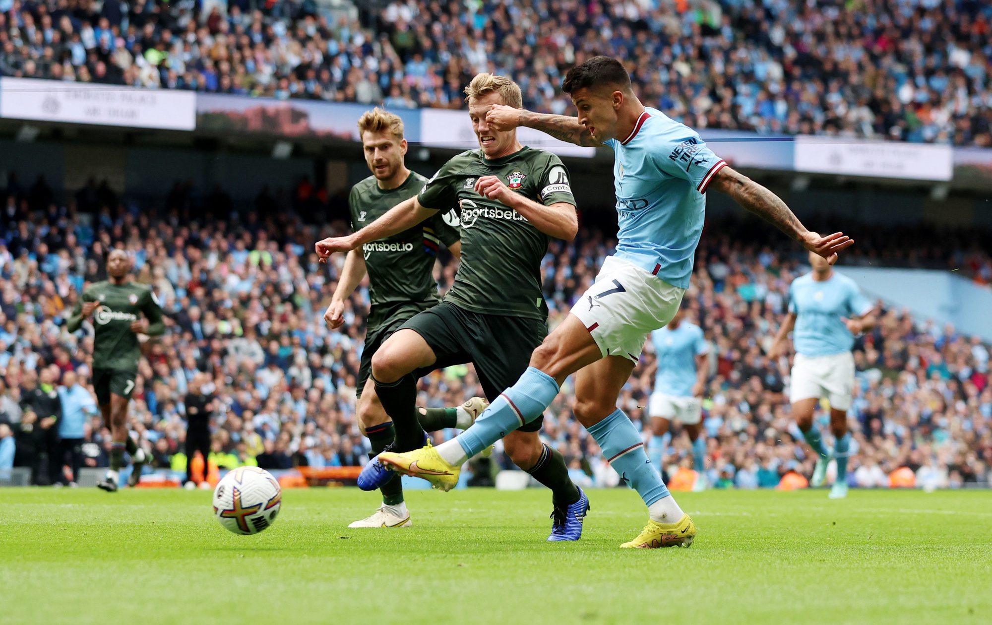 Qu&aacute;i vật Haaland tỏa s&aacute;ng, Man City so&aacute;n ng&ocirc;i đầu Ngoại hạng Anh - Ảnh 2.