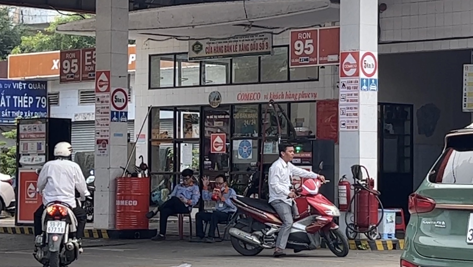 TP HCM: Người d&acirc;n xếp h&agrave;ng chờ đổ xăng, nhiều nơi ngưng b&aacute;n - Ảnh 6.