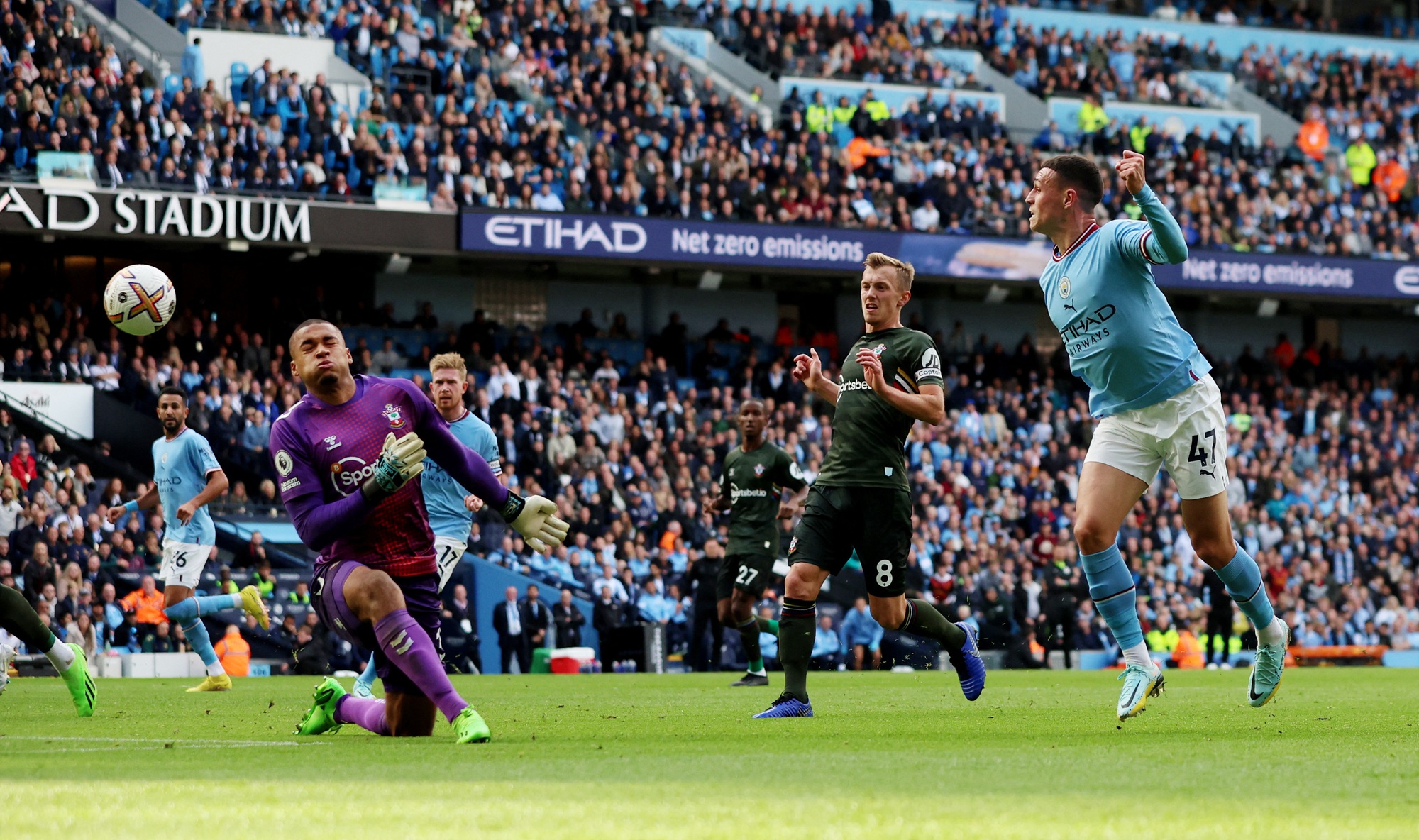 Qu&aacute;i vật Haaland tỏa s&aacute;ng, Man City so&aacute;n ng&ocirc;i đầu Ngoại hạng Anh - Ảnh 3.