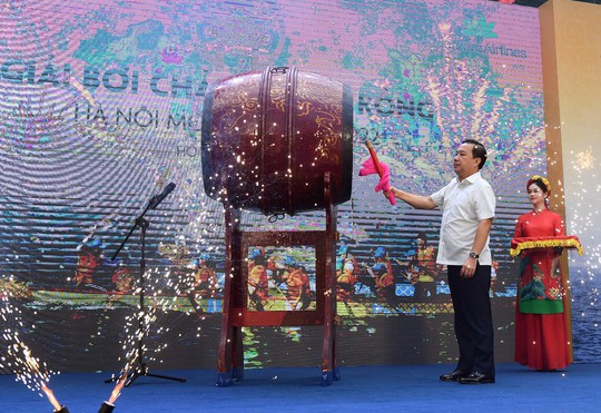 Cận cảnh đua thuyền rồng trên hồ Tây trong mưa - Ảnh 1.