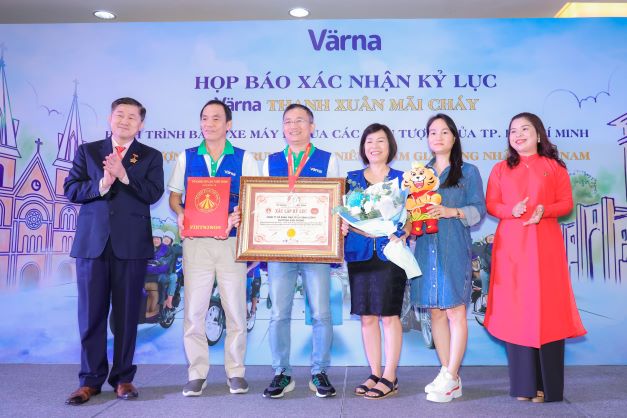 Chuyến đi của thanh xu&acirc;n x&aacute;c lập kỷ lục - Ảnh 2.