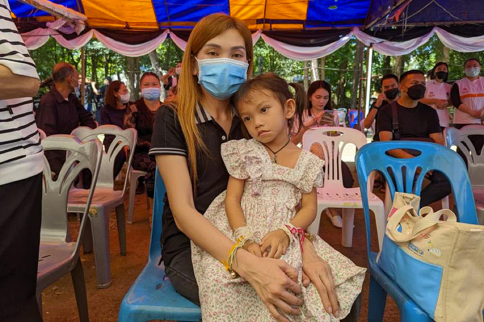 Nhờ ngủ say, b&eacute; g&aacute;i sống s&oacute;t thần kỳ trong vụ xả s&uacute;ng ở Th&aacute;i Lan - Ảnh 1.