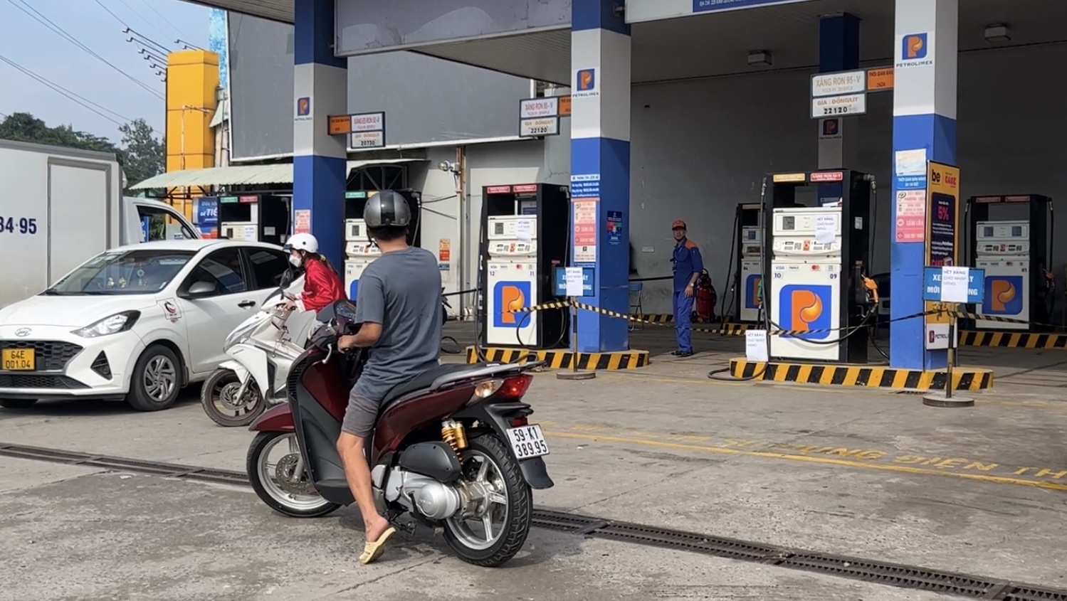 TP HCM: Người d&acirc;n xếp h&agrave;ng chờ đổ xăng, nhiều nơi ngưng b&aacute;n - Ảnh 8.