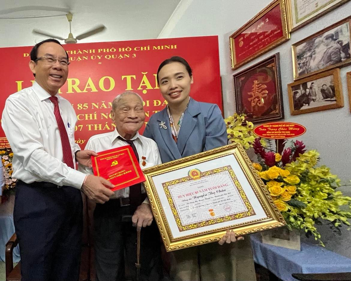 Trao huy hiệu 85 tuổi Đảng cho ông Nguyễn Thọ Chân